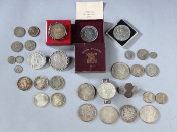 En samling mønter og medaljer af sølv, Danmark, USA m.fl.