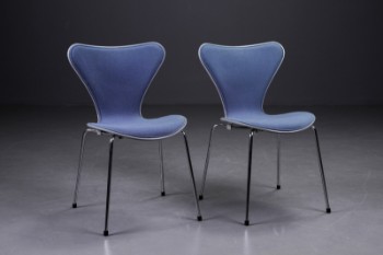 Arne Jacobsen. To syver stole forside polstret - blå  (2)