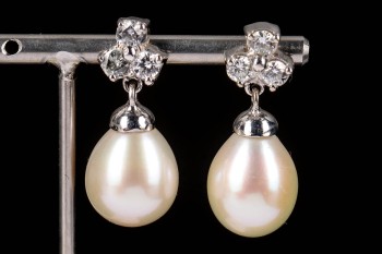 Et par perle- og diamantøreringe af hvidguld. (2)