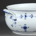 Royal Copenhagen. Stor 'Musselmalet riflet' terrin, 1800-tallet