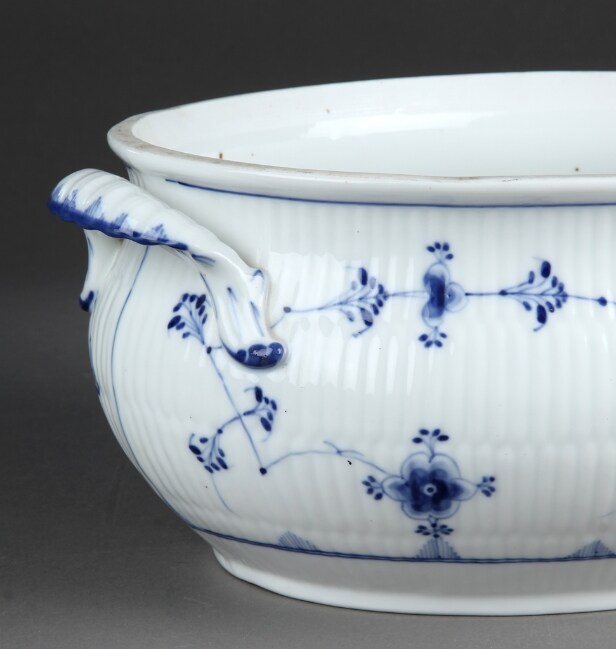 Royal Copenhagen. Stor 'Musselmalet riflet' terrin, 1800-tallet