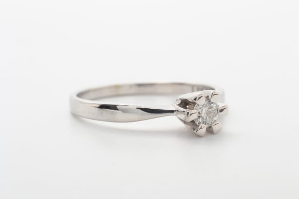 Solitaire ring with brilliant-cut approx. 0.15 ct. 14 kt. white gold, size 52