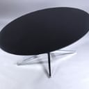 Florence Knoll. Spisebord/konferencebord, oval plade af sortlasseret træ.