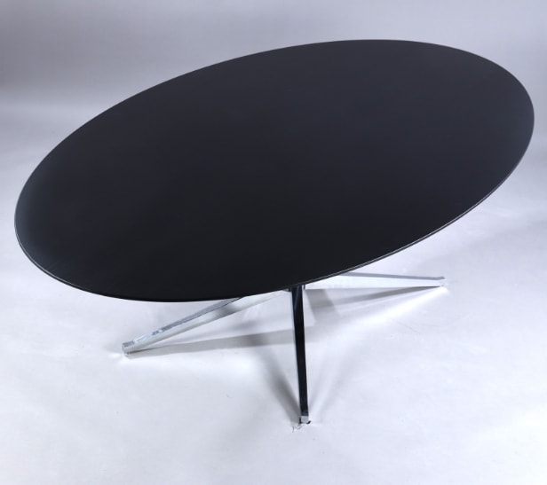 Florence Knoll. Spisebord/konferencebord, oval plade af sortlasseret træ.