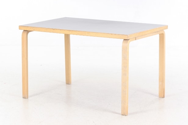 Alvar Aalto. Arbejdsbord / spisebord af birketræ og hvid laminat