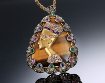 Retro halssmykke af 9 og 14 kt. guld med tigerøje-, diamanter, smaragder, rubiner og safirer, i alt ca. 2.39 ct. Ca 1970erne