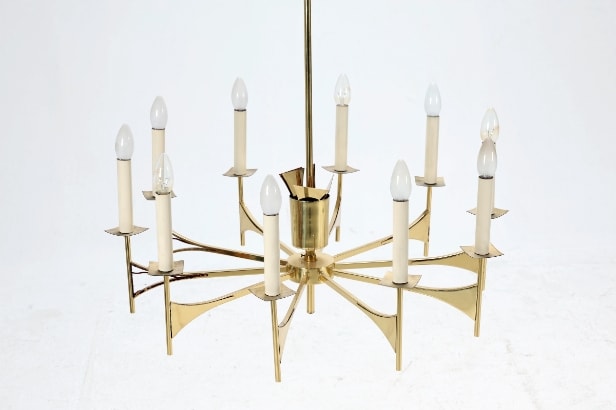 Gaetano Sciolari? or his manner: A pair of 10-armed chandeliers with brass frames. Mont. for electricity. Approx. 1970.