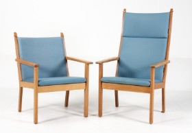 Hans J. Wegner. Høj og lavrygget lænestol af egetræ, model 284 (2)