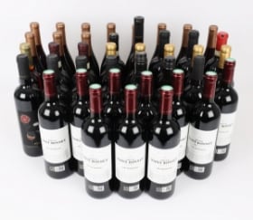 Samling vine fra forskellige lande og producenter. (Ca. 40 fl.)
