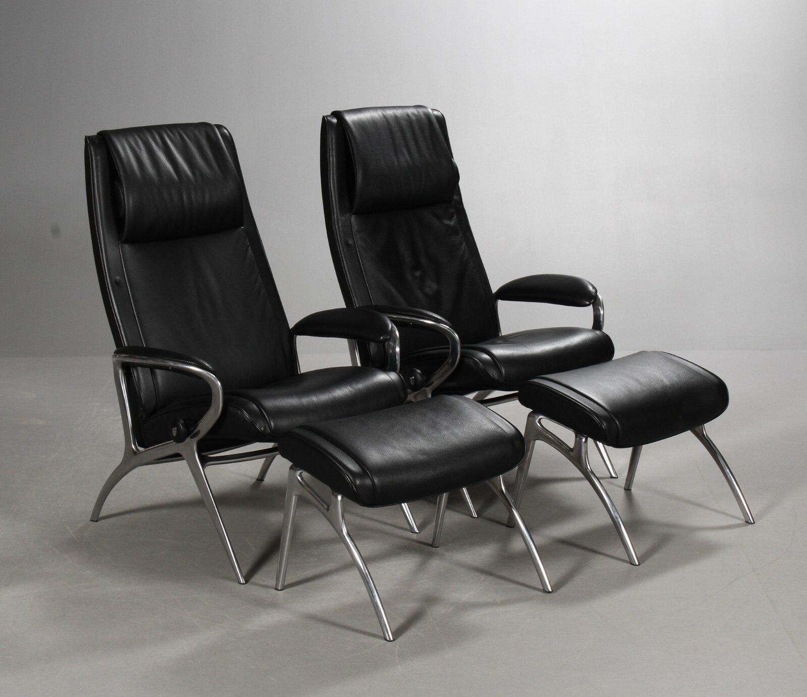 Stressless. Par lænestole samt skamler, model James (4)