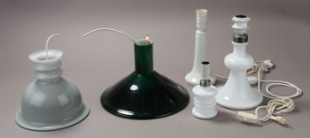 Holmegaard. To bordlamper og to pendler samt Rpyal Copenhagen bordlampe. (5)