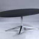 Florence Knoll. Spisebord/konferencebord, oval plade af sortlasseret træ.