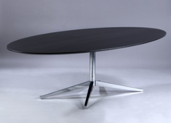 Florence Knoll. Spisebord/konferencebord, oval plade af sortlasseret træ.