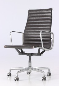 Charles Eames. Kontorstol, Aluminium Group, mørkebrun læder