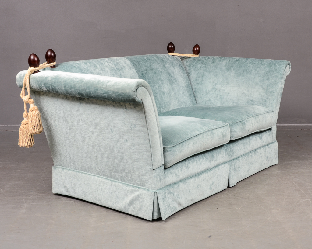 Laura Ashley. Tvåpers. soffa modell 'Langham Knole Sofa'