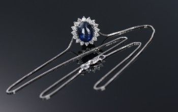 Safir- og diamantvedhæng med kæde af 18 kt. hvidguld (2)