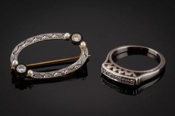 Diamant ring og  diamantbroche (2)