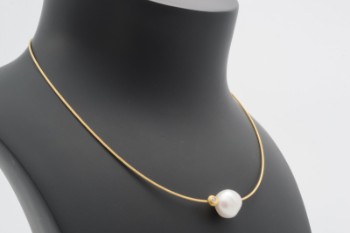 Kranz & Ziegler Couture, halskæde med hvid ferskvands kulturperle og brillant, 14 kt. guld