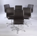 Arne Jacobsen. Et sæt på seks 'Oxford' lavryggede stole. 'Brown label', brun læder (6)