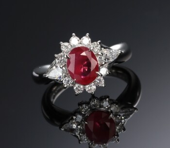 Rubin- og diamantring af platin, i alt ca. 2.02 ct.