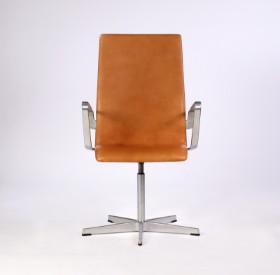 Arne Jacobsen. Oxford armstol i cognac walnut elegance anilin læder