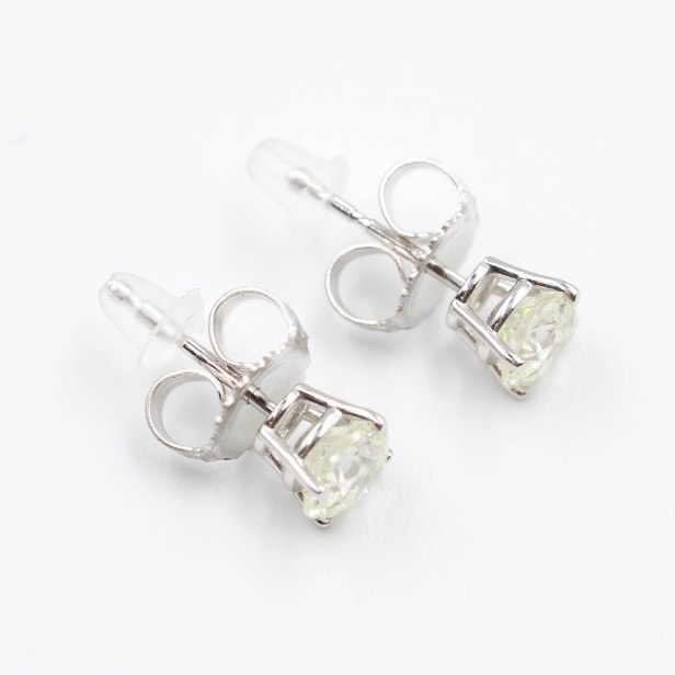Pair of natural brilliant earrings in 14 kt gold, 1.00 ct. (2)