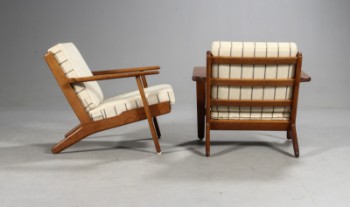 H. J. Wegner. Par lavryggede lænestole, model GE290, røget egetræ (2)