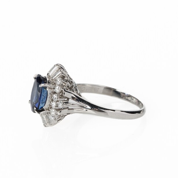Sapphire and diamond ring in platinum, approx. 0.56 ct Size 54