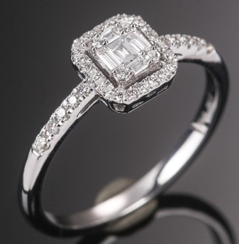 Diamonds by Frisenholm. Diamantring af 18 kt. hvidguld