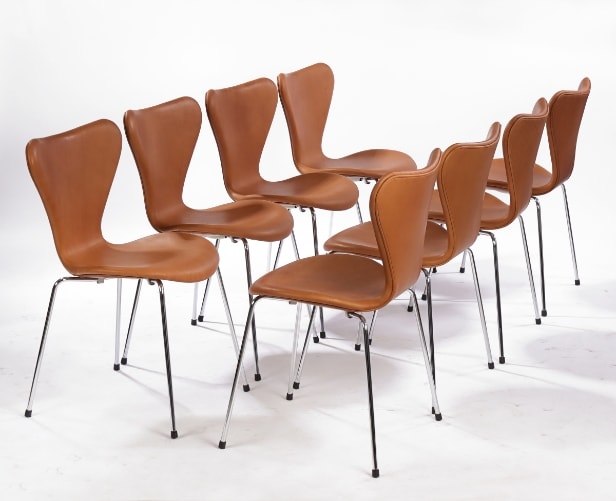 Arne Jacobsen. Et sæt på 8 stole 'Syveren', model 3107, Vacona cognac anilin læder (8)