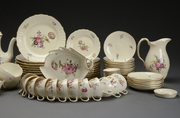 Royal Copenhagen. 'Frijsenborg' stel af porcelæn (74)