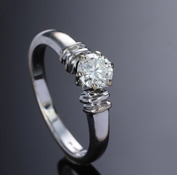 Brillant-solitairering af 18 kt. hvidguld på ca. 0.48 ct. London 1998