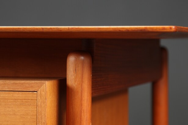 Finn Juhl. Skrivebord af teak
