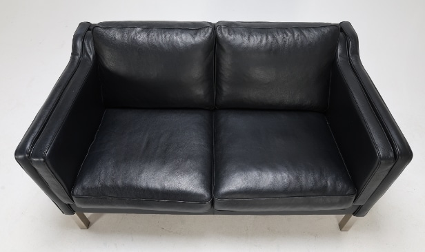 Marstrand from Ilva: Two-seater sofa in black leather.