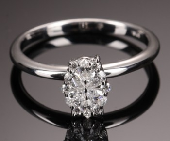 Diamonds By Frisenholm. Brillantring af 9 kt.hvidguld prydet med diamanter