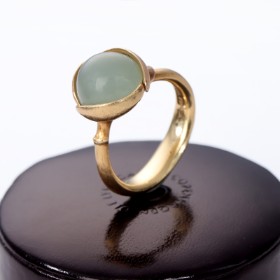 Ole Lynggaard. 'Lotus' ring no. 2 i 18 kt. guld med grøn akvamarin