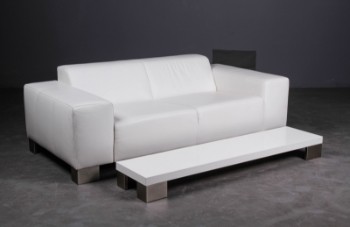 BoConcept. Sofa af hvidt læder samt sofabord (2)