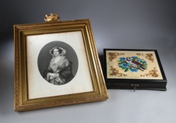 Royalt skrin med dronning Caroline Amalies monogram 1840 samt kobberstik af dronningen (2)