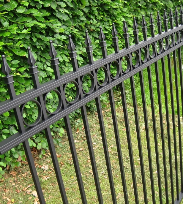Hegn med spir og stolper - Aluminium - Højde 160 cm. Bredde ca. 9,8 mtr 