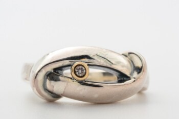 Ring af sterling sølv med forgyldt detalje, med en brillant, str. 52