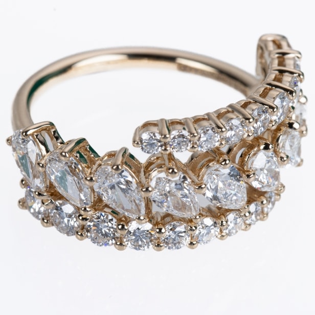 Cross-Over ring af 14 kt med laboratorieskabte diamanter, ca 2.63 ct, Str 54