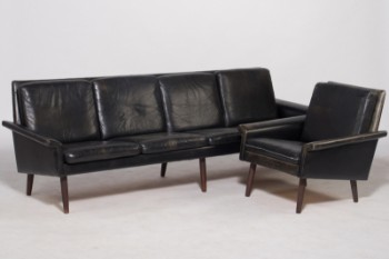 Hans Olsen. Fire-pers. sofa samt lænestol, sort skind (2)