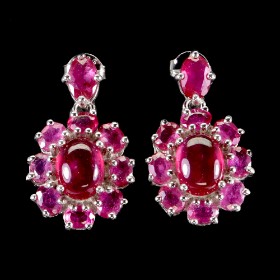 Earrings in rhodium-plated Sterling silver adorned with cabochon cut ruby