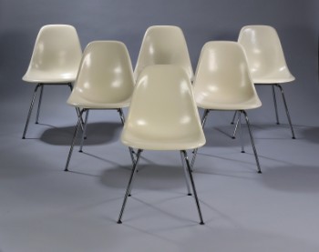 Charles Eames. Et sæt på seks skalstole, model DSX. hvid glasfiber (6)