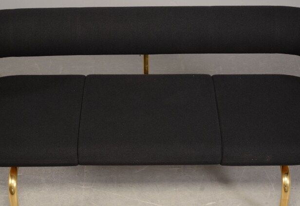 Johannes Foersom & Peter Hjort Lorenzen. Pipeline sofa sort med guld forkromning