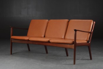 Ole Wanscher. Tre-pers. sofa monteret med cognacfarvet læder