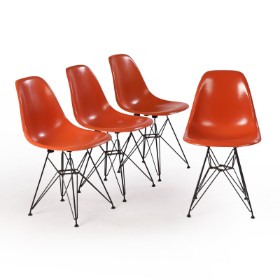 Charles Eames. A set of four shell chairs, model 'DSR' made of fiberglass (4)