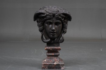 Skulptur af marmor forestillende Medusa