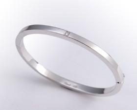 Toftegaard. Modern bangle of 14 kt. white gold with brilliant, 0.03 ct.