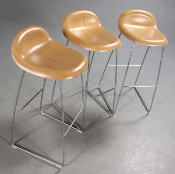 Komplot Design for Gubi. Tre 3D barstole, egetræ (3)
